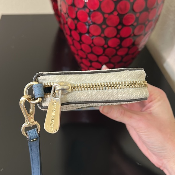 MICHAEL Michael Kors Illustrations Fly Away Travel Continental Wallet - Picture 6 of 16